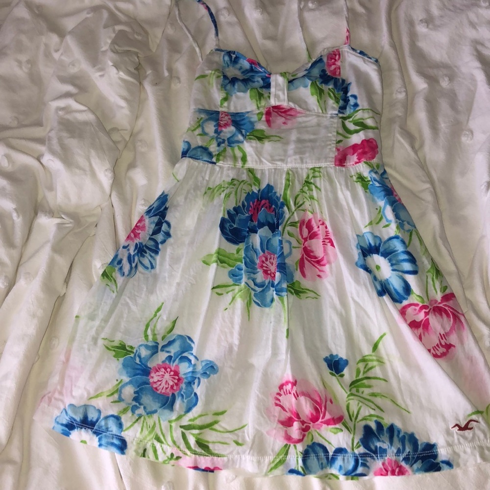 white Hollister dress with flower detail